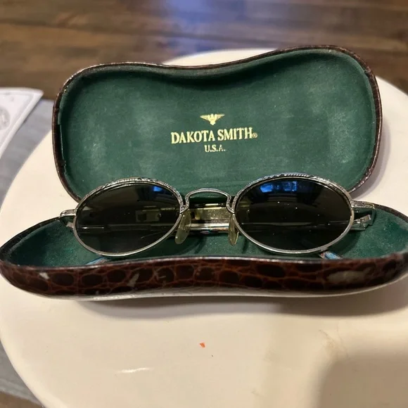 Dakota Smith | Accessories | Vintage 9s Dakota Smith Round  display picture 2
